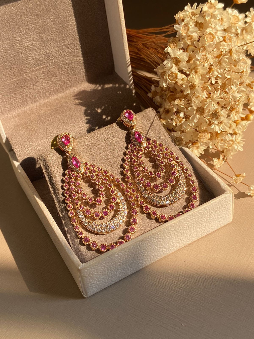 Brinco Luxo Pavão Safira Rosa/Pink Banho de Ouro