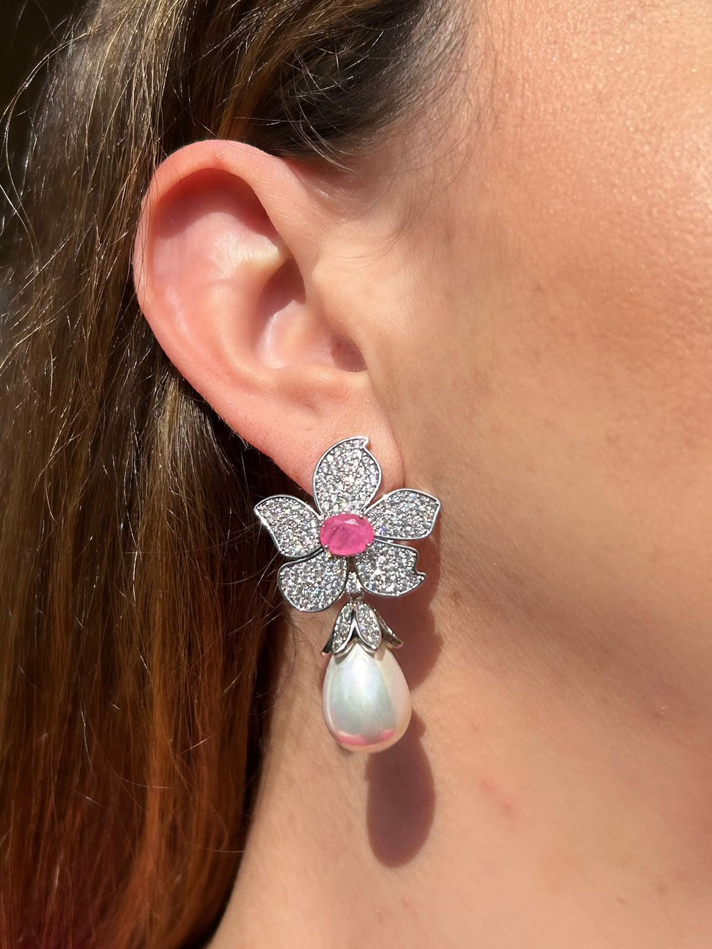 Brinco Luxo Flor Ligth Pink Pérola Ródio Branco