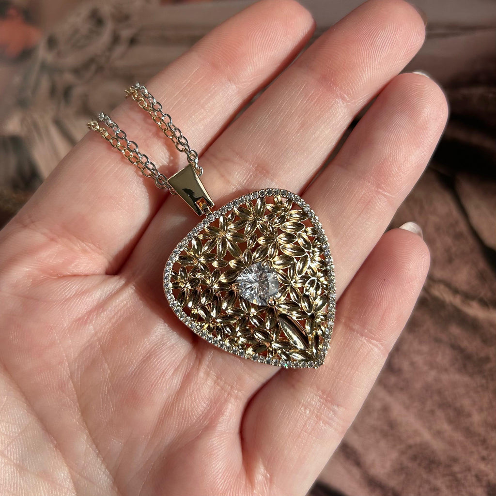 Colar Trinagulo Detalhes em Folhas