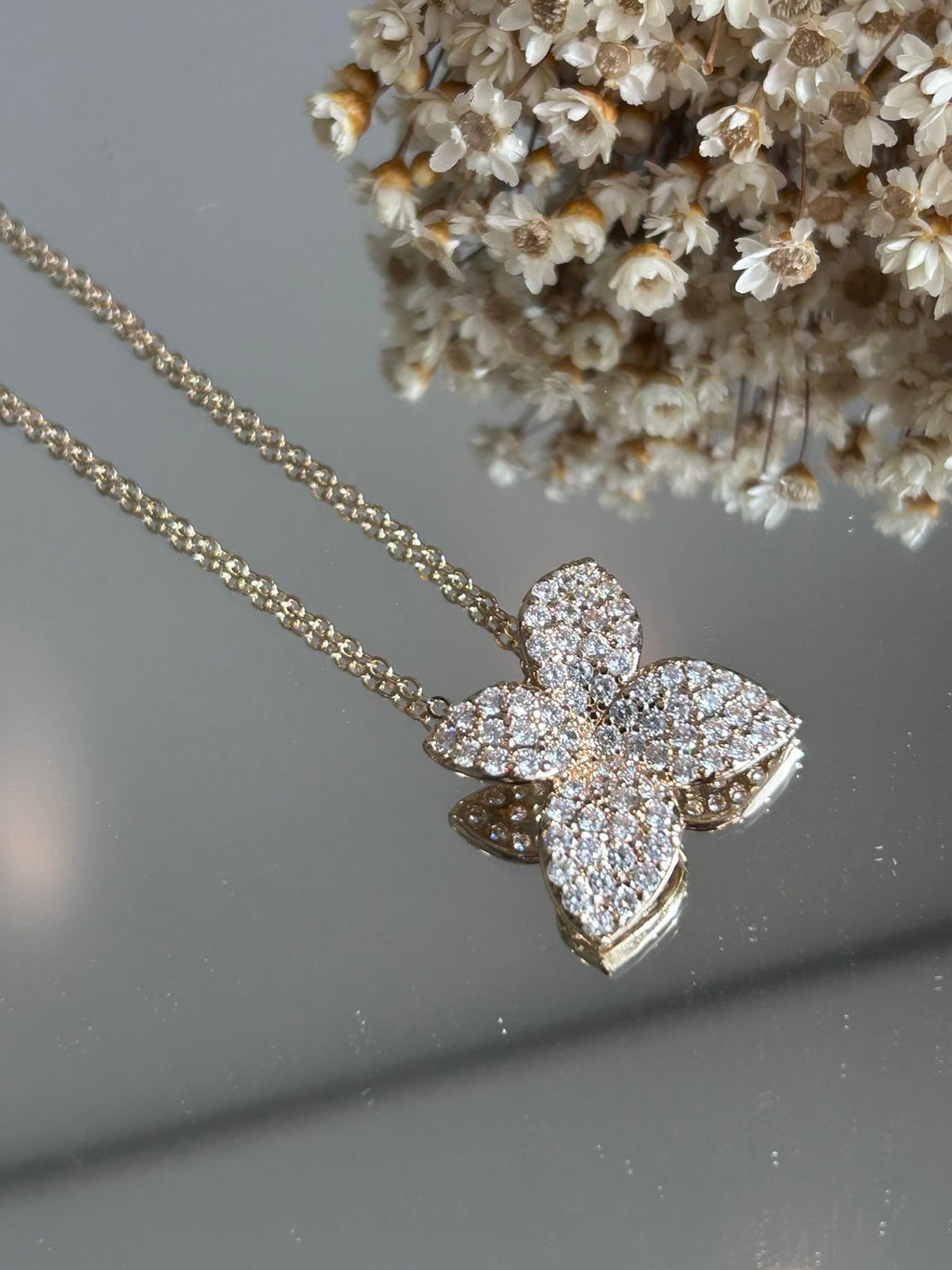 Colar Lírio Cravejado Dourado