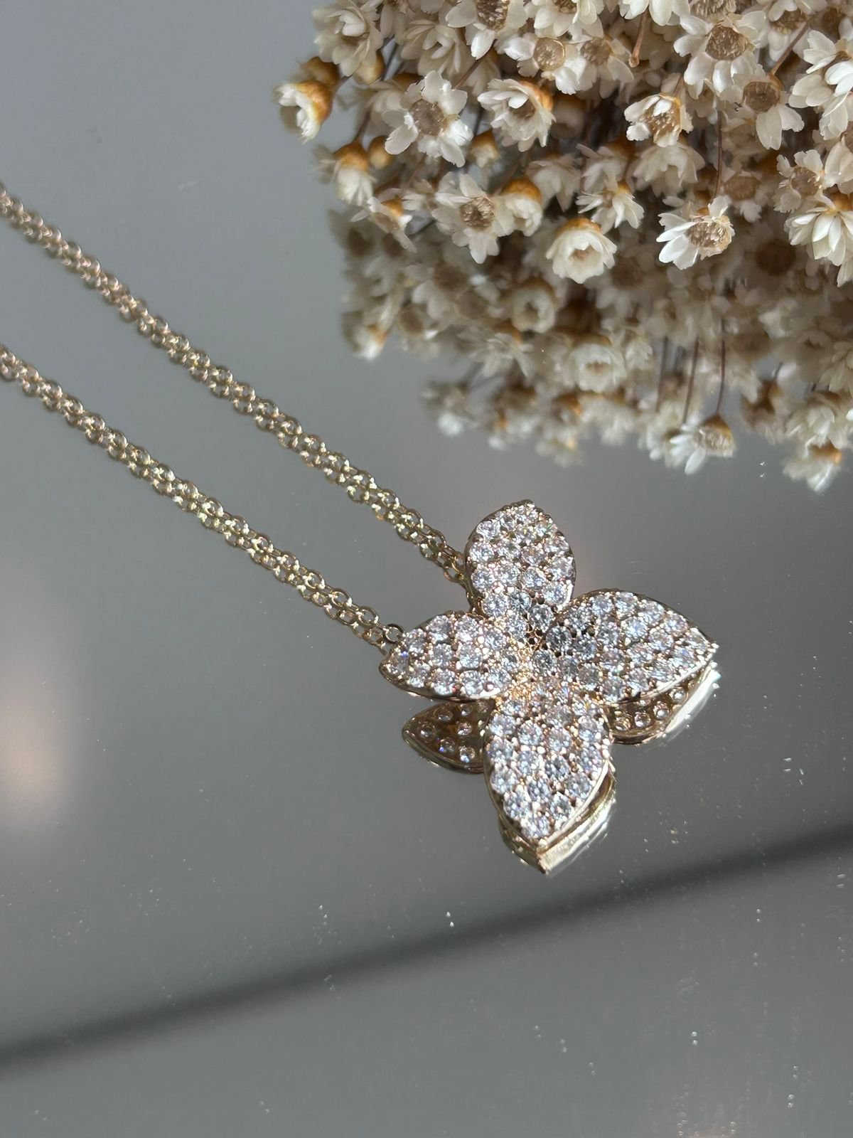 Colar Lírio Cravejado Dourado