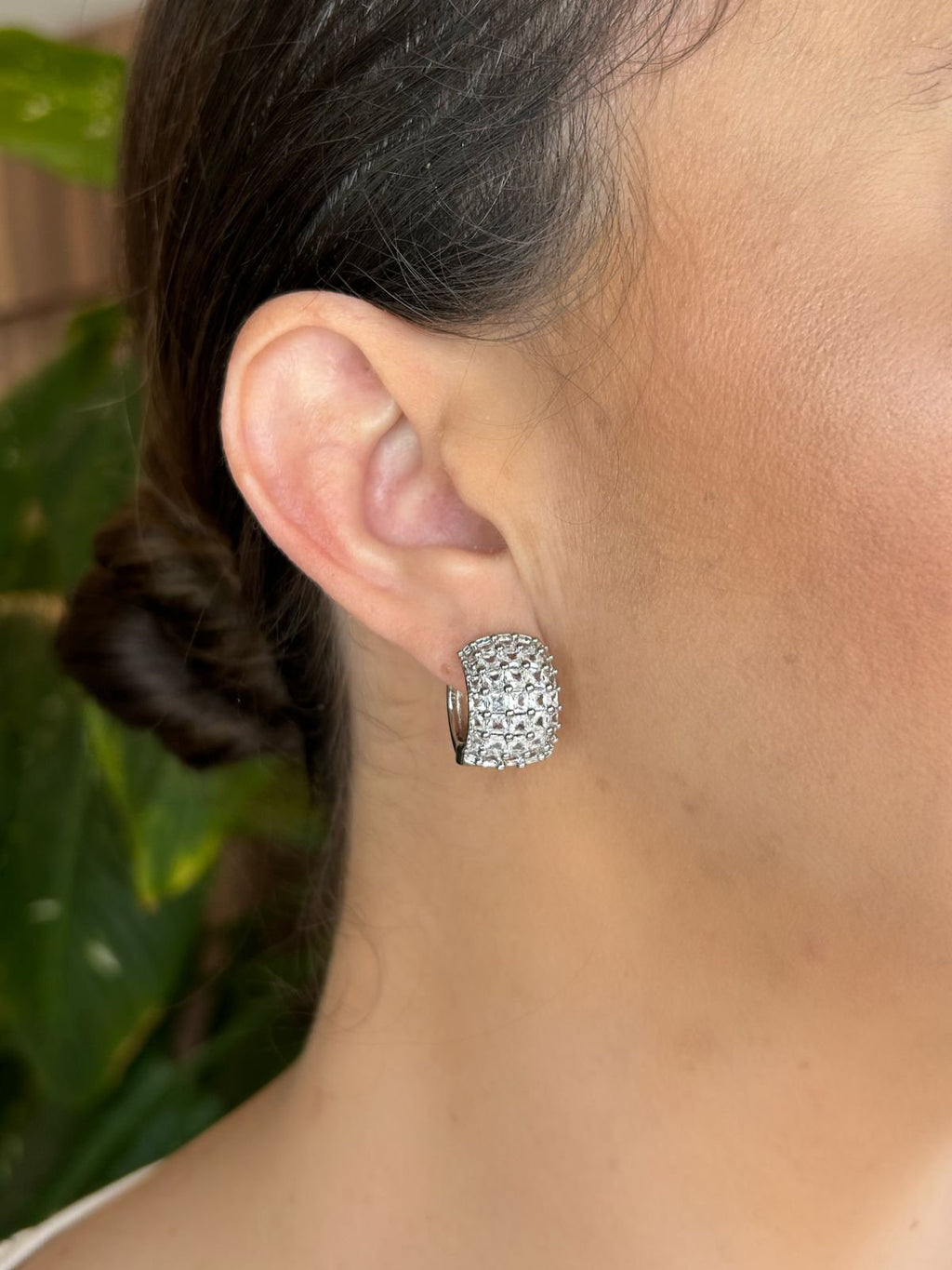 Argola Cravejada Zircônia Quadrada Ródio Branco