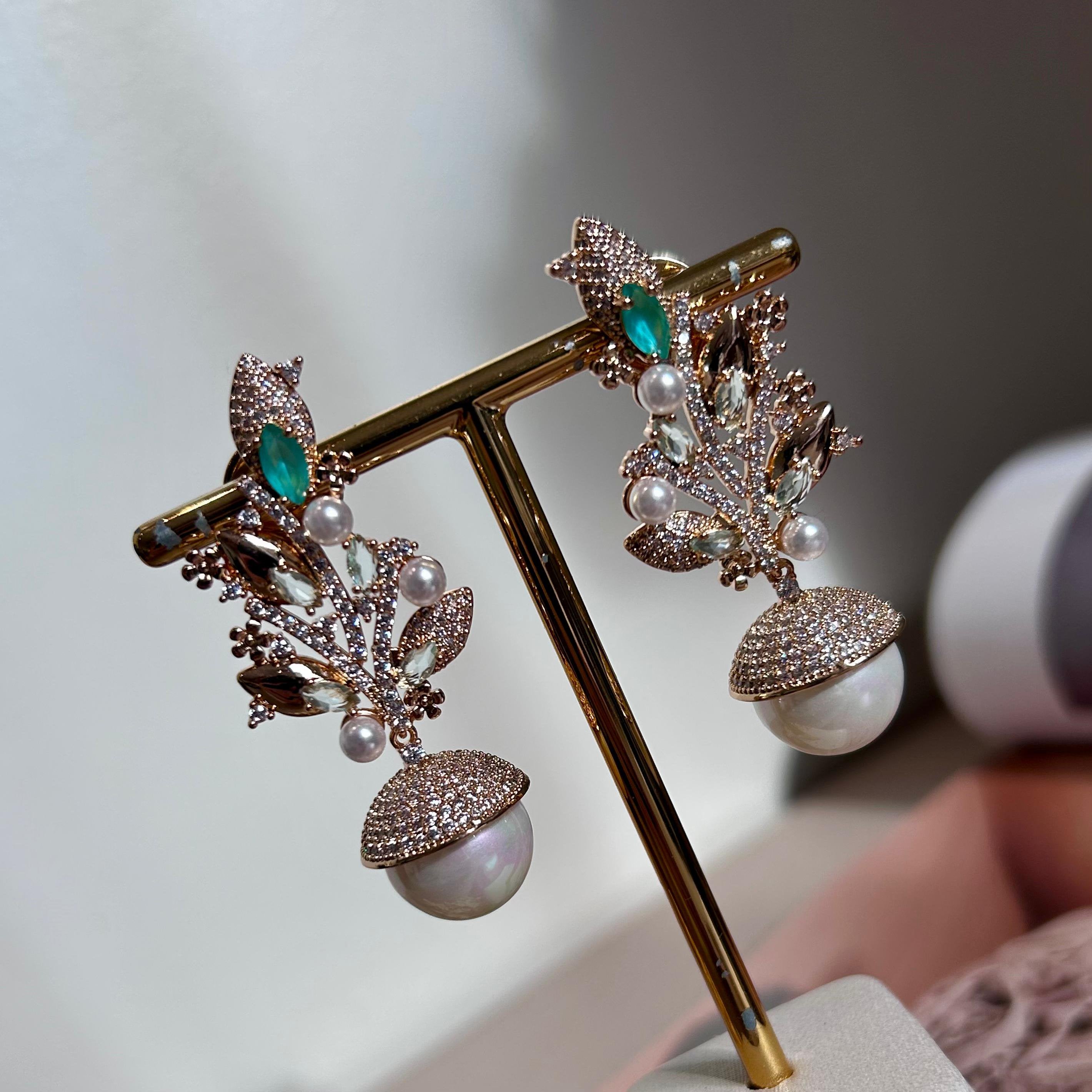 Brinco Pêndulo Folhas Detalhes Turmalina e Pérola