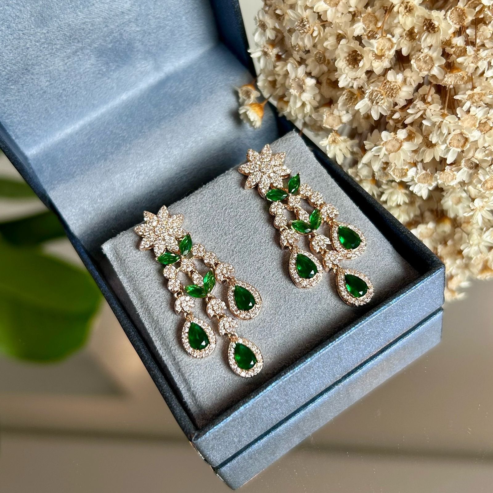 Brinco Flor Luxo Verde Esmeralda Dourado