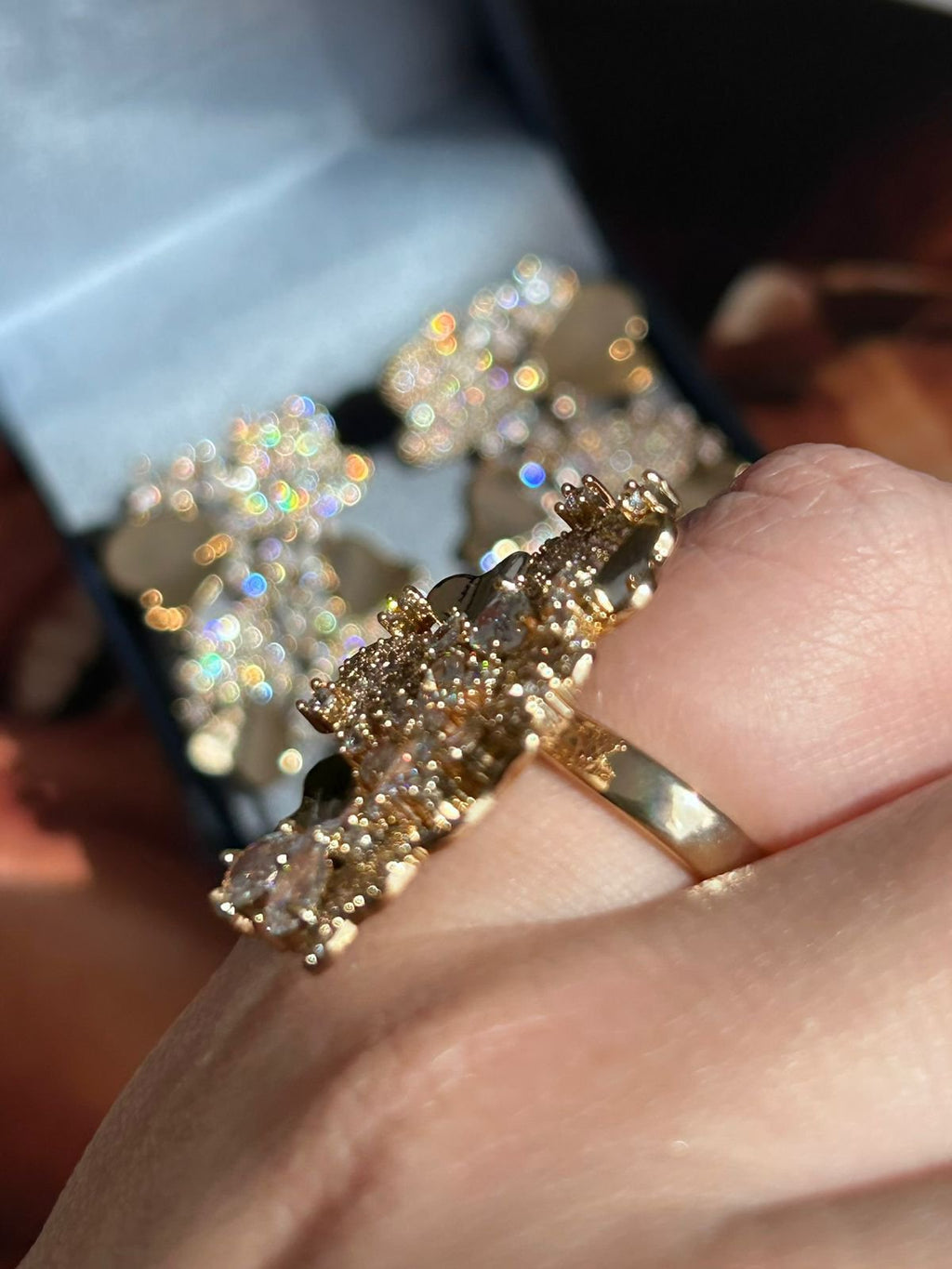 Conjunto Brinco e Anel Detalhes Corações Dourados