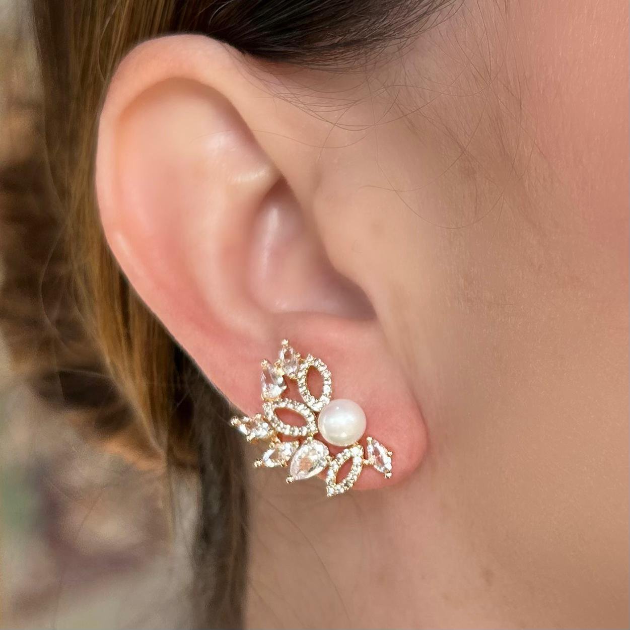 Brinco Folhas Detalhes Pérola Dourado