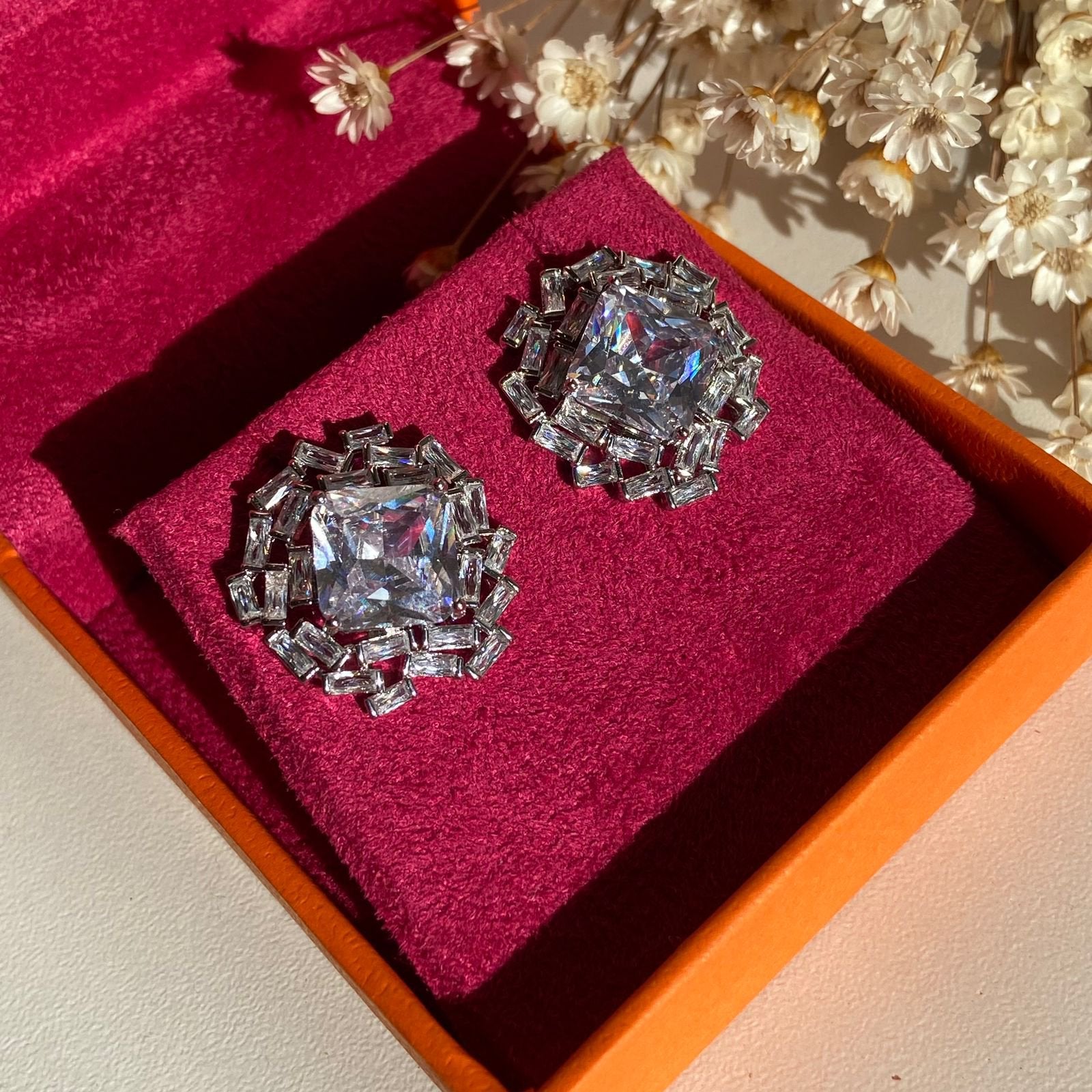 Brinco solitário quadrado com Baguetes de Zirconia Ródio Branco