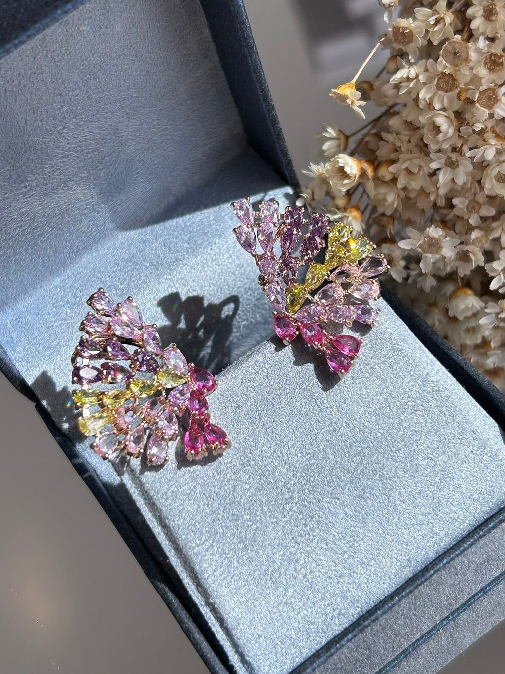 Brinco EarCuff Gotinhas Coloridas Dourado