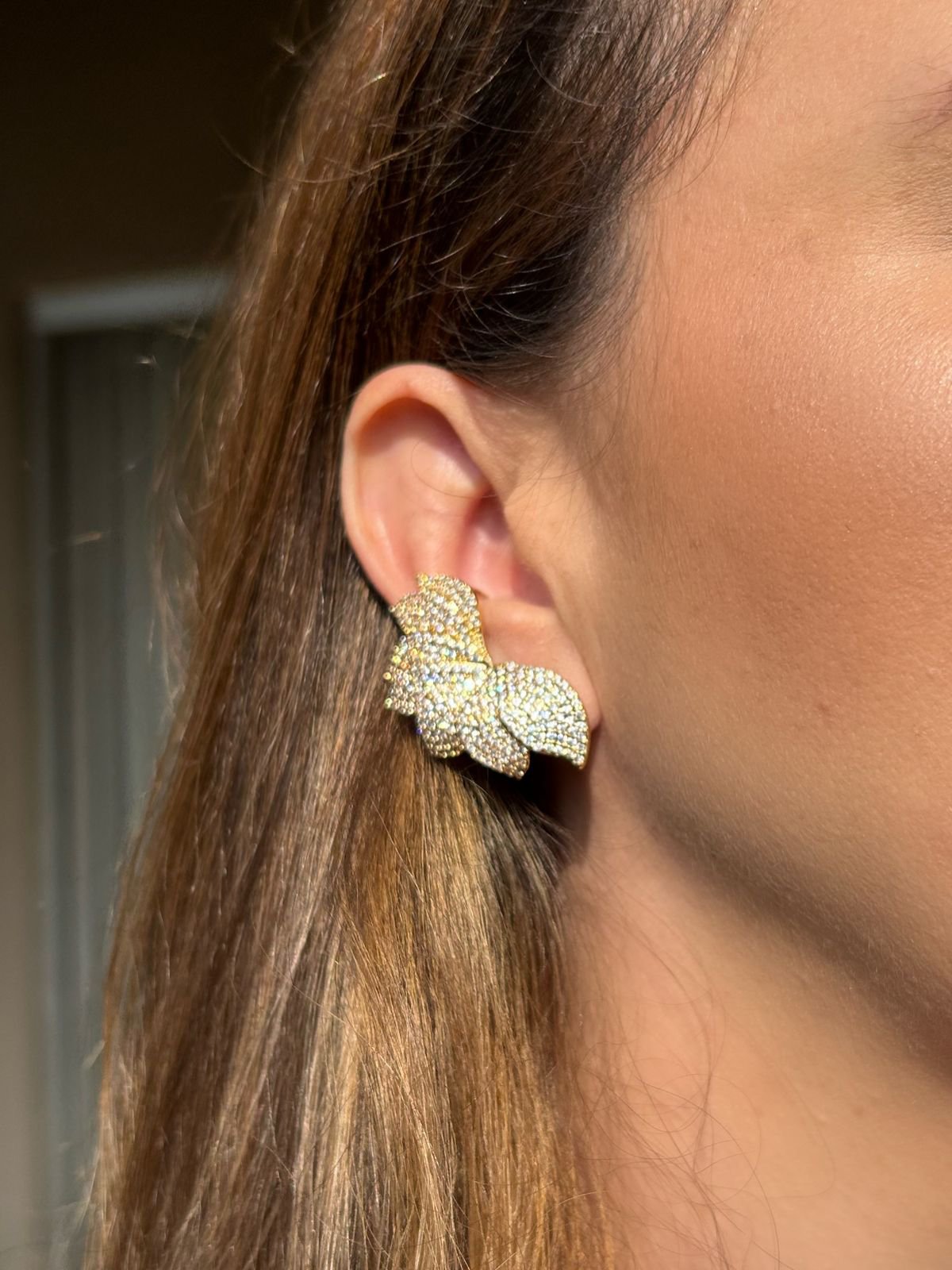 Brinco EarCuff Pétalas Cravejadas Ouro